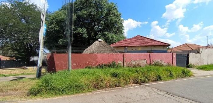 For Sale: House in Bezuidenhout Valley with 3 bedrooms, patio, and ample parking.