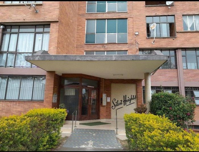 Pelham Apartment For Sale: 2 Bedrooms, Balcony, Secure Parking, Great Investment Opportunity.