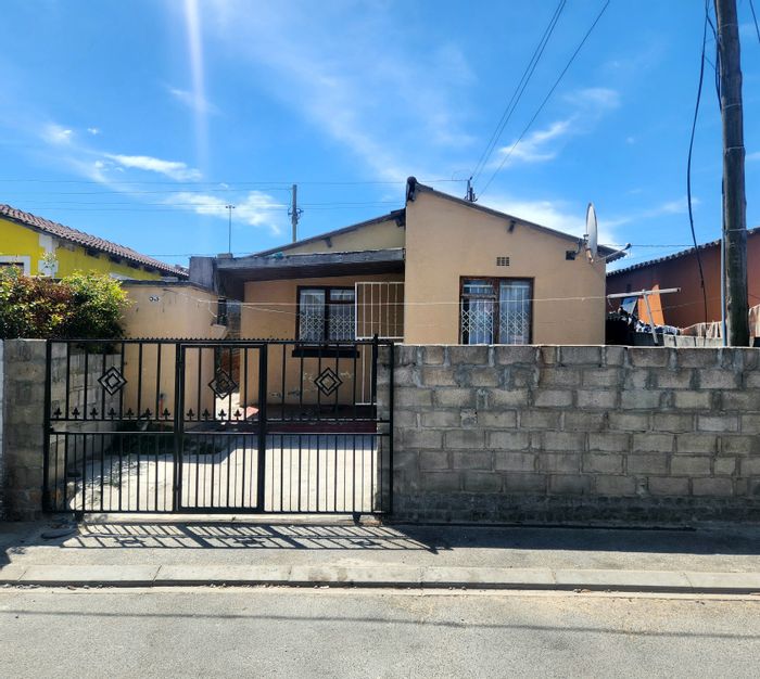 For Sale: House in Good Hope with 3 bedrooms, parking, and security gate.