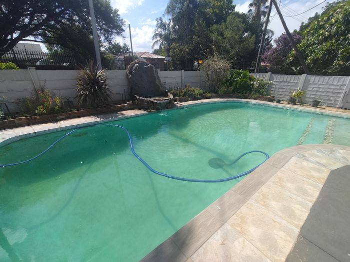 Versatile 6-bedroom house with flat, pool, and ample parking in Pretoria North.