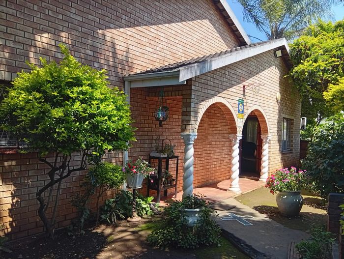 Newholme House For Sale: 5 bedrooms, garage, near schools and parks.