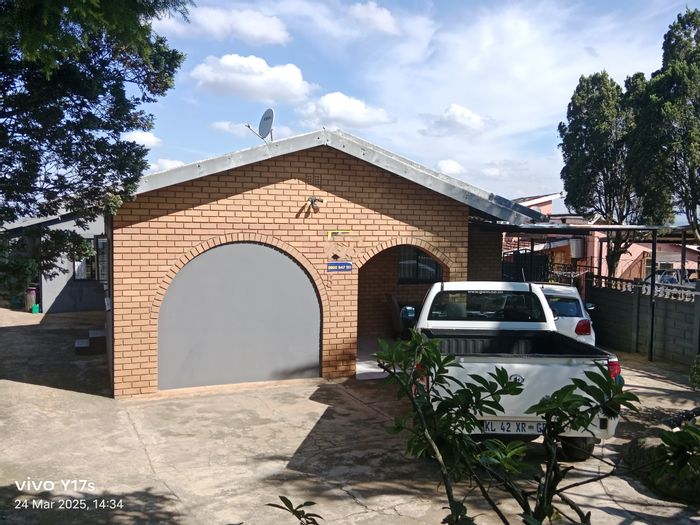 Northdale House For Sale: 3 beds, flatlet, splash pool, versatile living spaces.