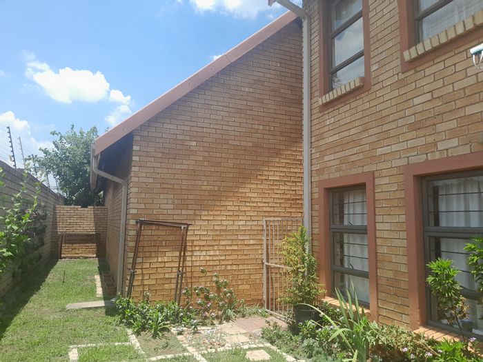 Kosmosdal Townhouse For Sale: 2 Bedrooms, secure complex, close to amenities.