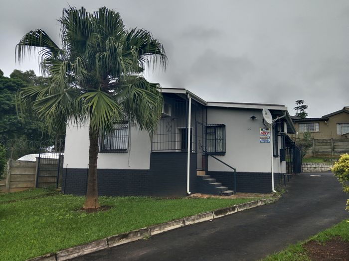 Newholme House For Sale: 3 Bedrooms, Air-Conditioned Lounge, Carport, Near Schools.