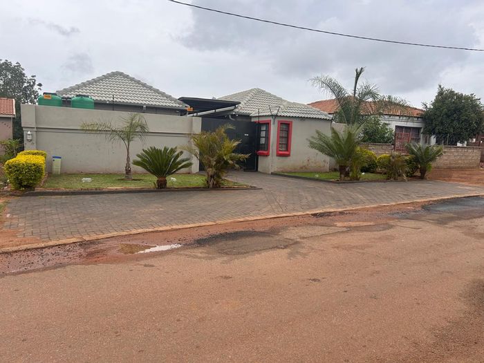 For Sale: House in Soshanguve Ext with 10 rooms, ideal for student accommodation.