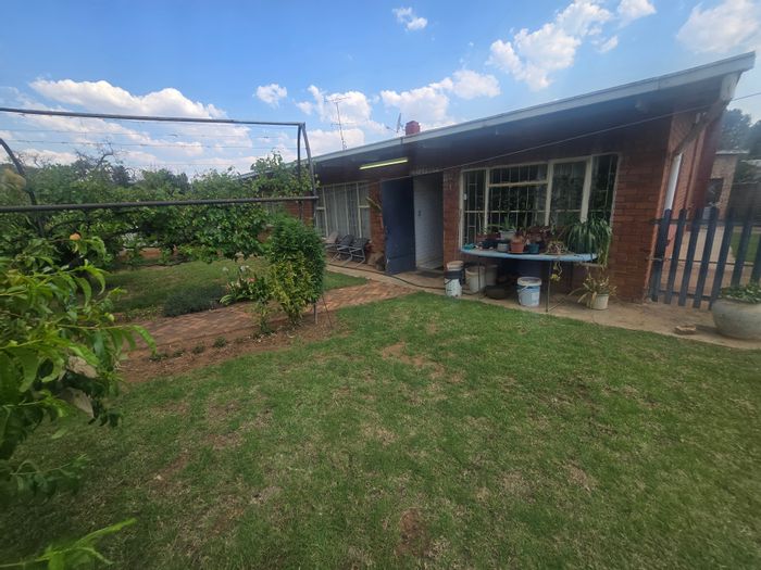 For Sale: Spacious 4-bedroom house in Cullinan Central with flatlet and garages.
