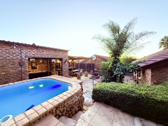 Versatile Langenhovenpark house for sale with dual living and rental income potential.