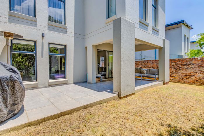 For Sale: Townhouse in Crowthorne AH with 4 beds, pool, gym, and garden.