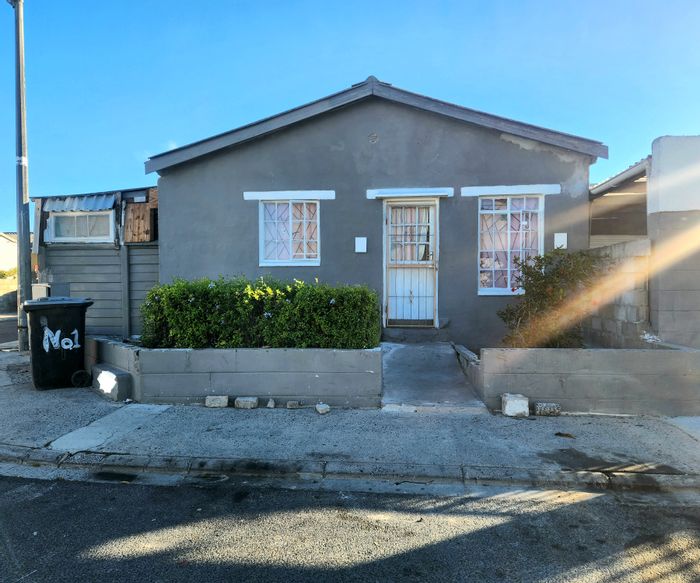 For Sale: House in Lentegeur with 2 bedrooms, large backyard, and parking.