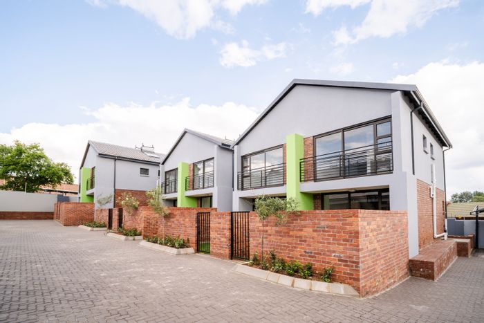 For Sale: Townhouse in Clubview with garden, garage, and energy-efficient features.