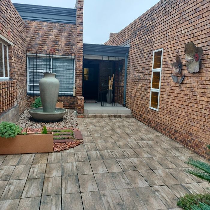 Brackenhurst House For Sale: 3 beds, pool, flatlet, staff quarters, secure parking.