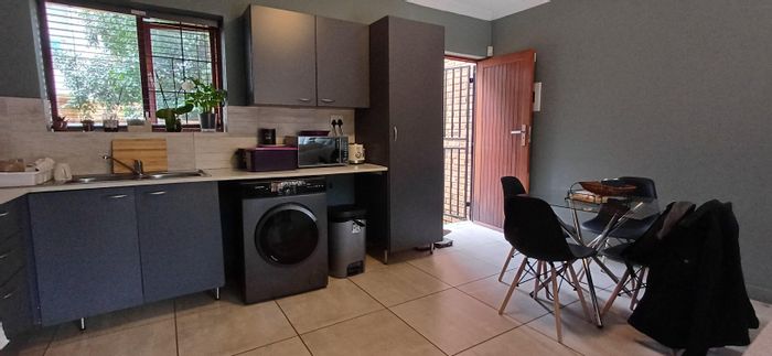 Townhouse in Blue Hills To Rent: 2 Bedrooms, private garden, parking, close to amenities.