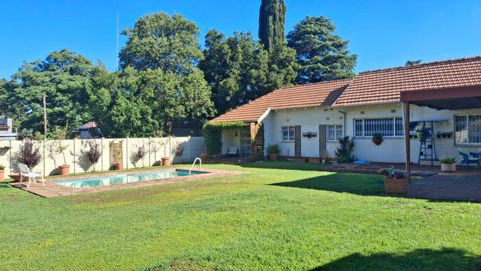 House for Sale in Meyerton Central: 3 Bedrooms, Flatlet, Pool, Garden.