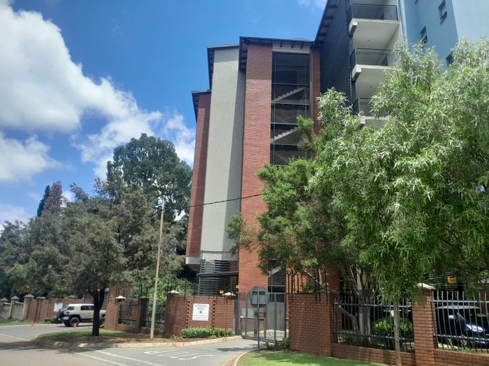 For Sale: Die Hoewes Apartment with 2 Bedrooms, 24/7 Security, and Balcony.