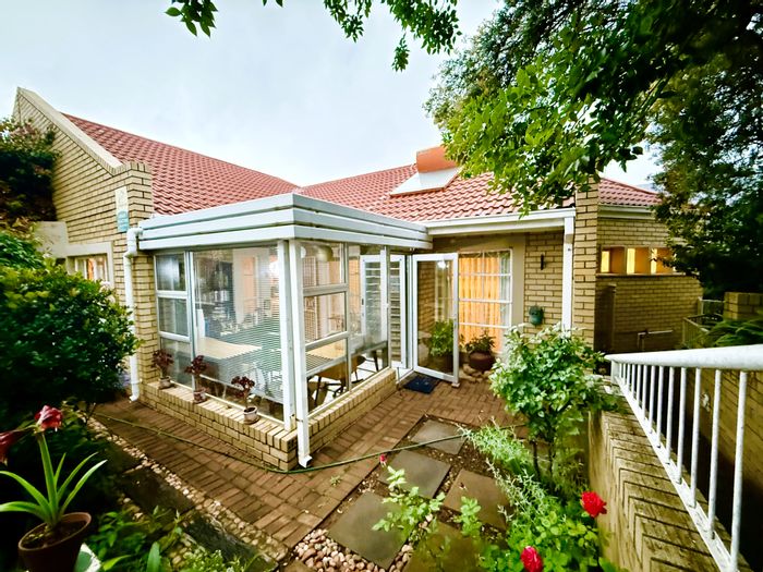 Kiepersol Retirement Village For Sale: 2 bedrooms, garden, garage, secure living.