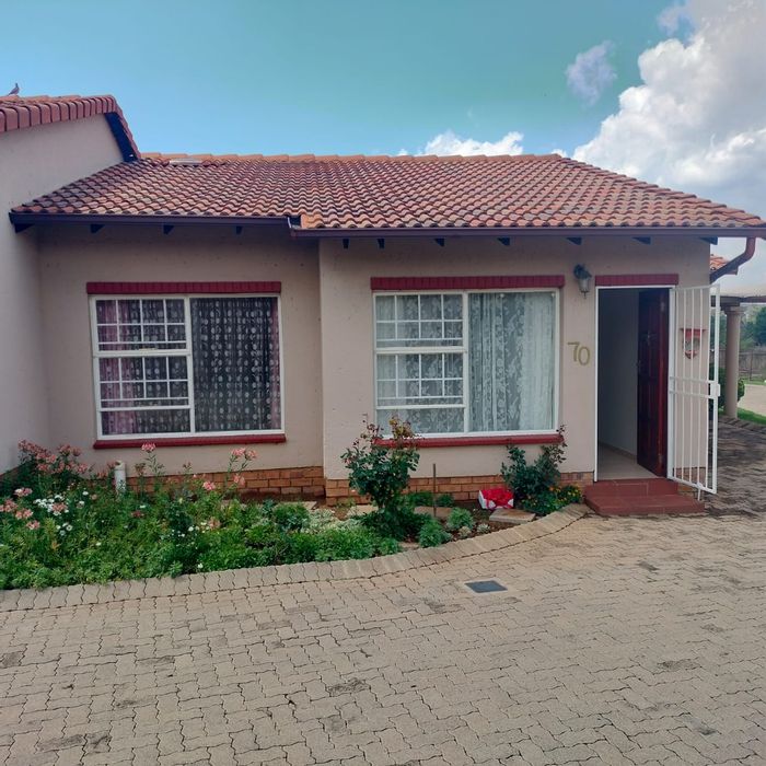 Mulbarton Townhouse For Sale: 2 Bedrooms, Open-plan Living, Secure Complex, Convenient Location.