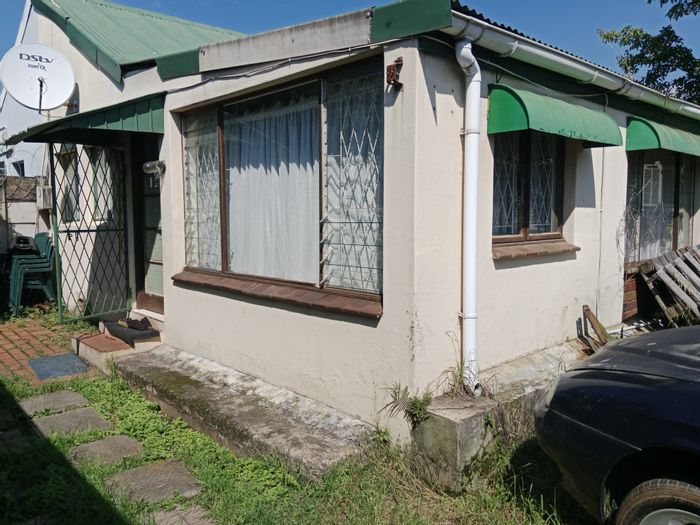 Pietermaritzburg Central House For Sale: 2 beds, flatlet, parking, income potential.