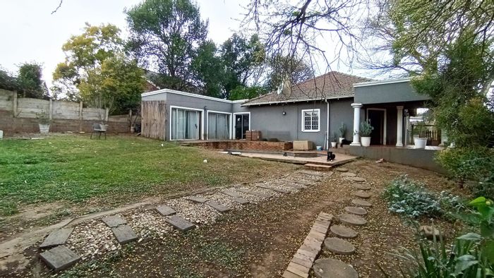 Pelham House For Sale: 3 Bedrooms, spacious garden, near schools and amenities.