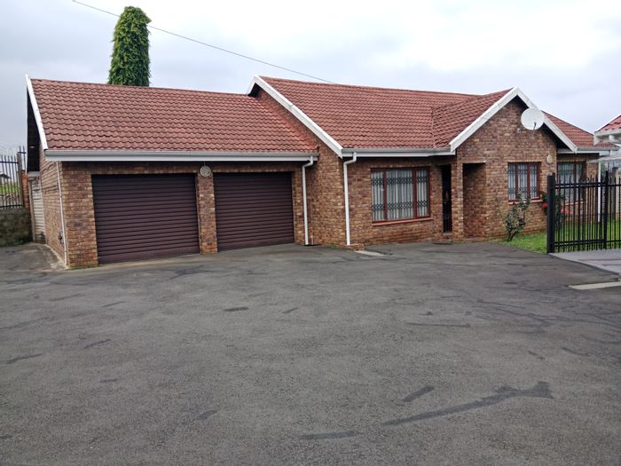 3-Bedroom House For Sale in Raisethorpe with garage, garden, and security features.