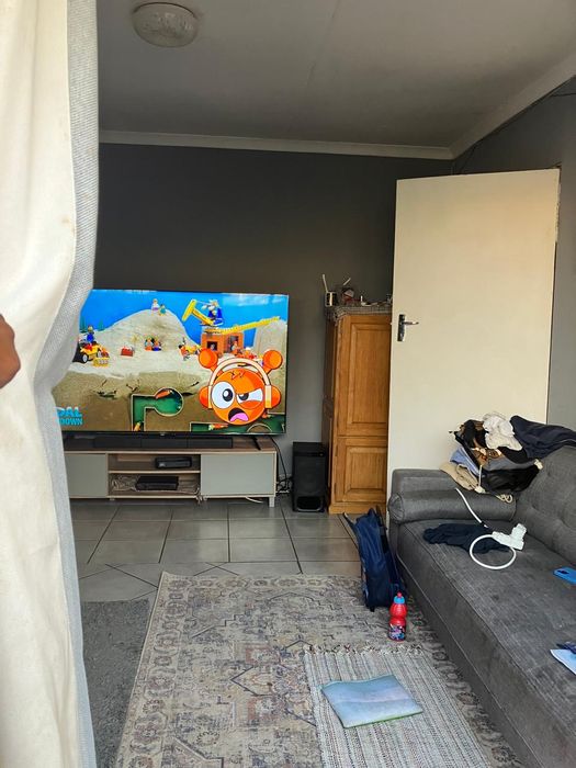 Cottage To Rent in Illiondale: Secure, spacious studio with kitchenette and utilities included.