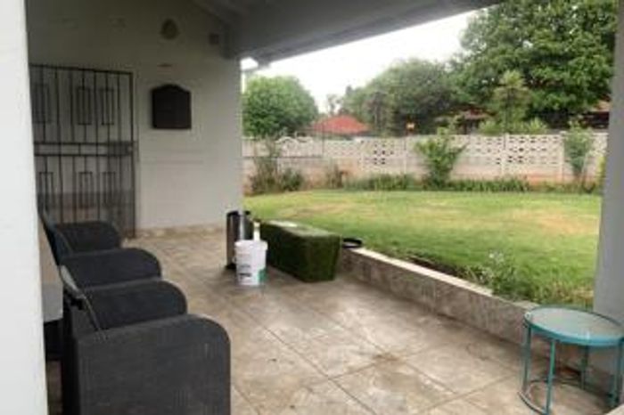 4 Bedroom House To Rent in Dunvegan, near schools and shopping centers.