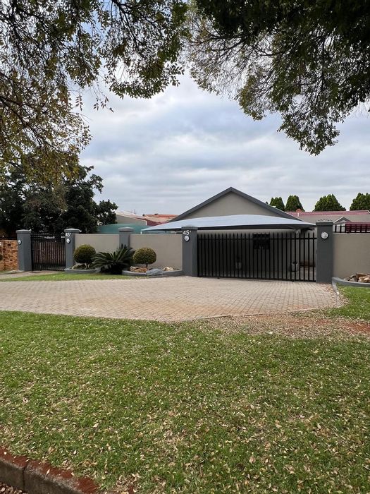 4-Bedroom Townhouse To Rent in De Klerkshof with garden, alarm, and prepaid utilities.