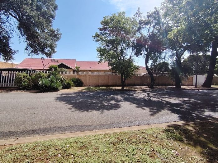 Atlasville House For Sale: 4 Bedrooms, Pool, Entertainment Area, Walk to Shops.