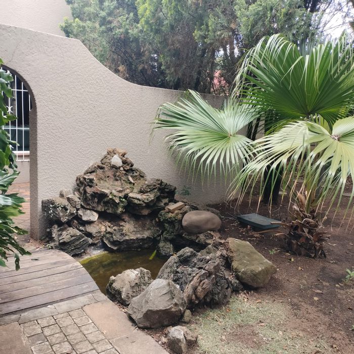 Brackenhurst House For Sale: 3 beds, pool, study, double garage, great location.