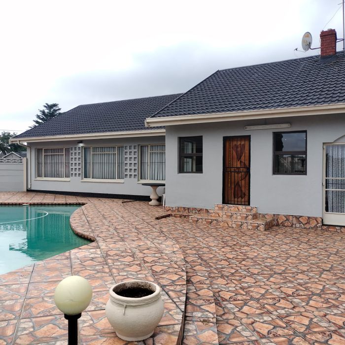 Versatile Brackendowns house for sale: pool, flatlet, and ample parking.