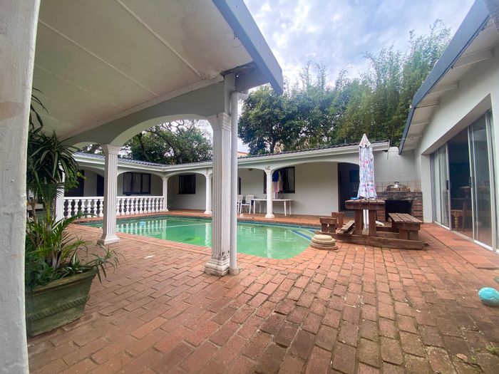 Uvongo House For Sale: 6 bedrooms, pool, kitchenette, spacious living areas.