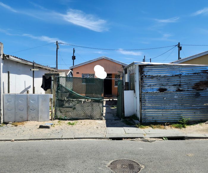 For Sale: Mfuleni House with 2 Bedrooms, Large Yard, and Parking.