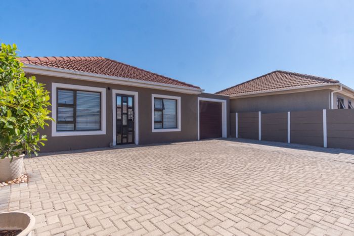 Hagley House For Sale: 3 bedrooms, secure community, low-maintenance yard, ample parking.