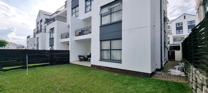 Oakdene Townhouse For Sale: 3 Bedrooms, Pool, Gym, Expansive Garden.