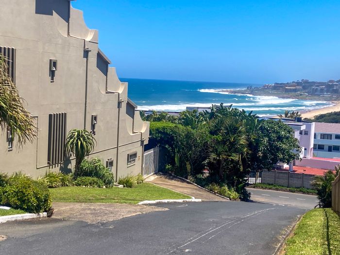 For Sale: Ocean-view 3-bedroom apartment in Manaba Beach, secure complex, close to beach.