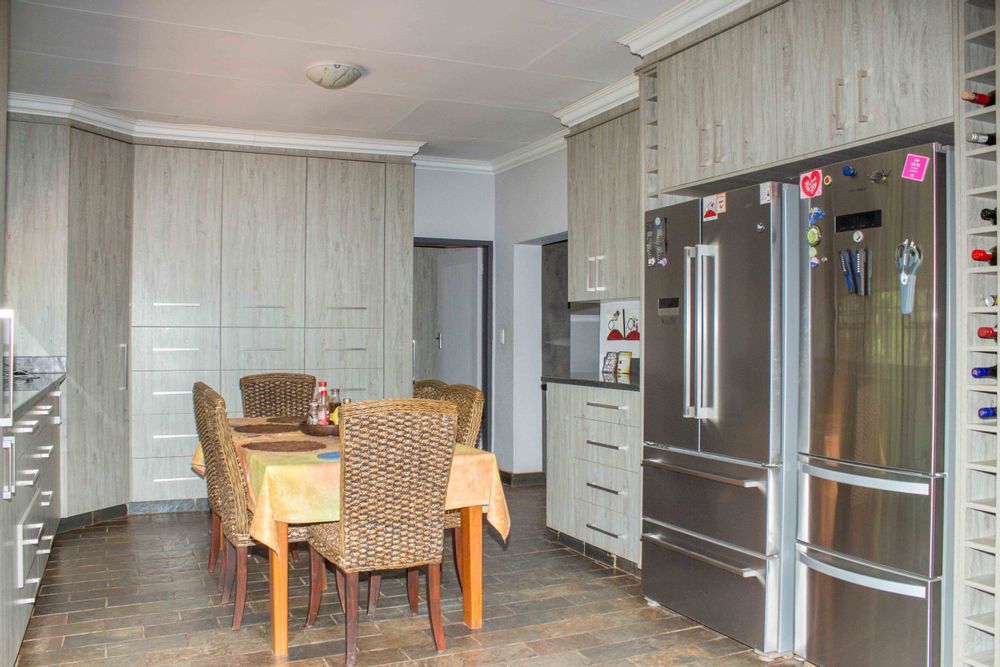 Main-house dining area