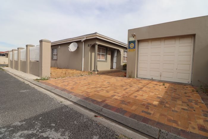 2-Bedroom House in Muizenberg Central For Sale with parking, outdoor braai area.
