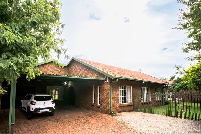 Rooihuiskraal North House For Sale: Spacious living, pool, flatlet, and large garden.