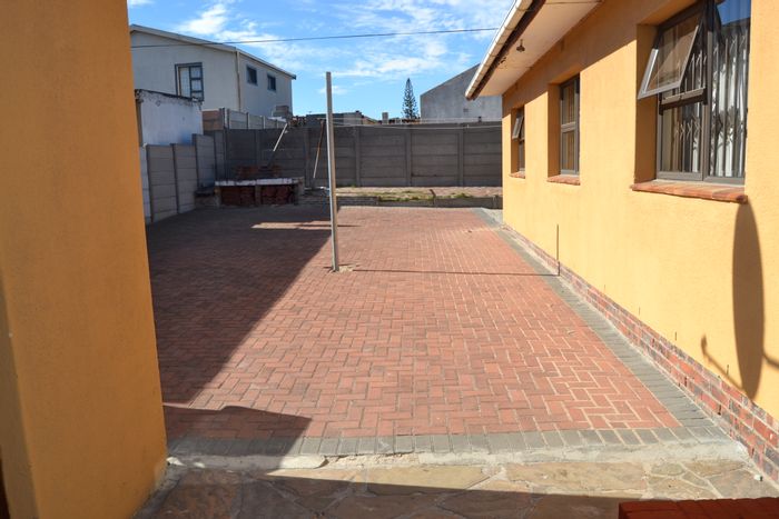 For Sale: Spacious Mandalay house with flatlet, large yard, and parking for 10.