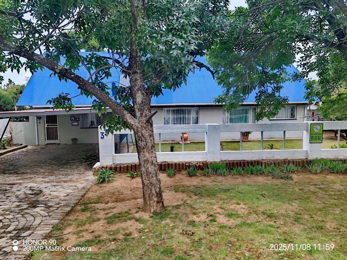 House for Sale in Deneysville Central: Open-plan living, solar panels, spacious garden.