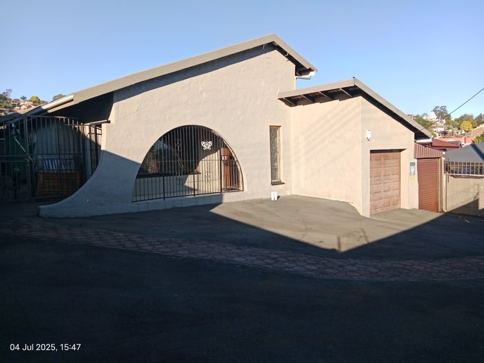 Raisethorpe House For Sale: 3 bedrooms, pool, entertainment area, secure parking.