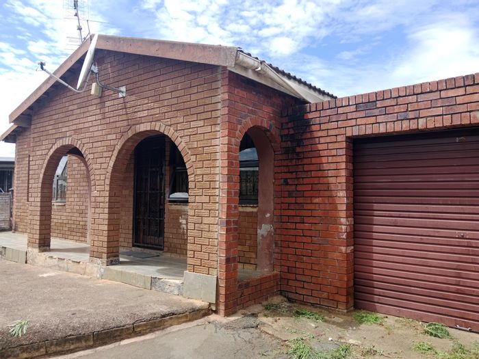 Northdale House For Sale: 4 Bedrooms, Open-Plan Living, Low-Maintenance Yard.