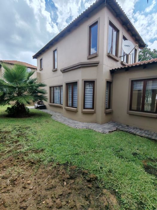 Kyalami Hills House To Rent: 3 Bedrooms, pet-friendly, garden, 24-hour security.