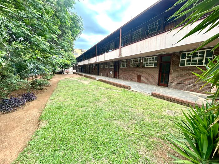 Muckleneuk Apartment For Sale: 2 Bedrooms, spacious kitchen, close to amenities.