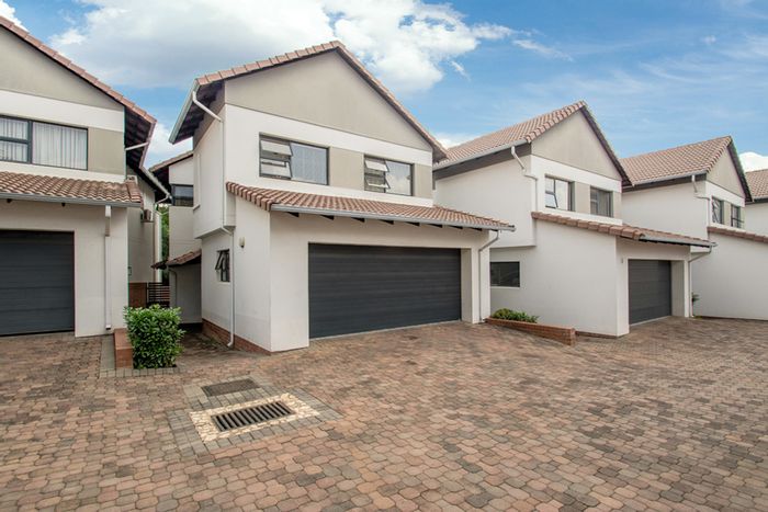 Paulshof Townhouse To Rent: 3 beds, large garden, pet-friendly, secure complex.