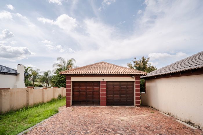 For Sale: Townhouse in Thatchfield Estate with 3 beds, parking, near amenities.