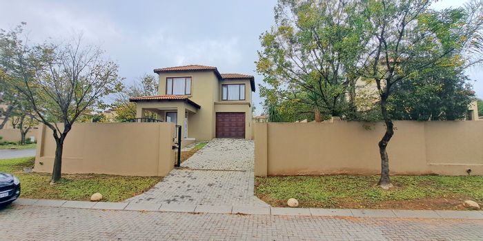 Kyalami Hills Townhouse To Rent: 2 beds, garden, security, WiFi, furnished.