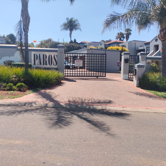 Bassonia Townhouse For Sale: 2 beds, pool, braai area, secure complex.
