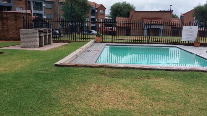 Vorna Valley Apartment To Rent: 2 Bedrooms, Pool, Close to Malls and Schools.