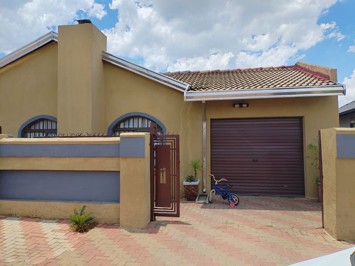 4-Bedroom House with 2 Outside Rooms For Sale in Vosloorus Ext 5.