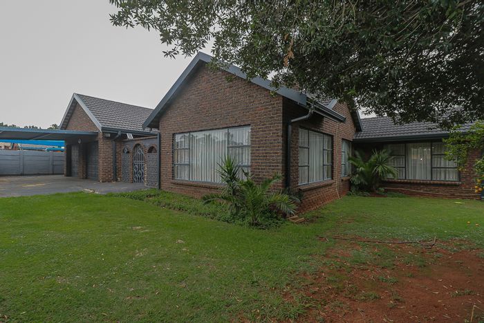 Edelweiss House For Sale: 4 bedrooms, pool, garden, secure parking, family-friendly.